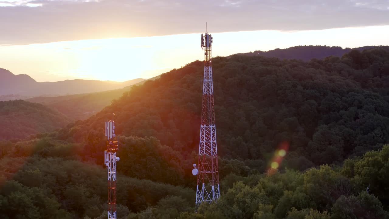 Moderna rete di comunicazione 5G con torri di telecomunicazione e tralicci infrastrutturali, vista aerea