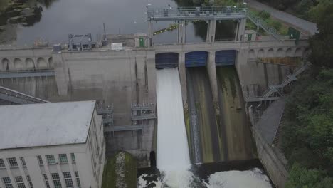 imágenes aéreas de una presa de la estación eléctrica