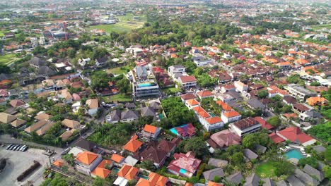 Mietvillen-Und-Hotelgebäude-Im-Wohnviertel-Berawa-Auf-Bali-–-Luftaufnahme