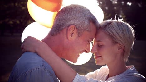 pareja romántica con globos en el parque