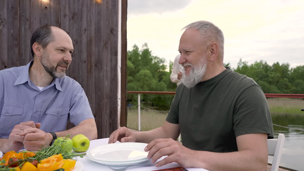 una joven vloguera linda hace una reseña en video de un pincel de maquillaje