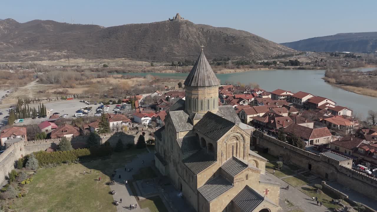 Ripresa aerea della cattedrale di Svetitskhoveli a Mtskheta, Georgia, patrimonio mondiale dell'UNESCO