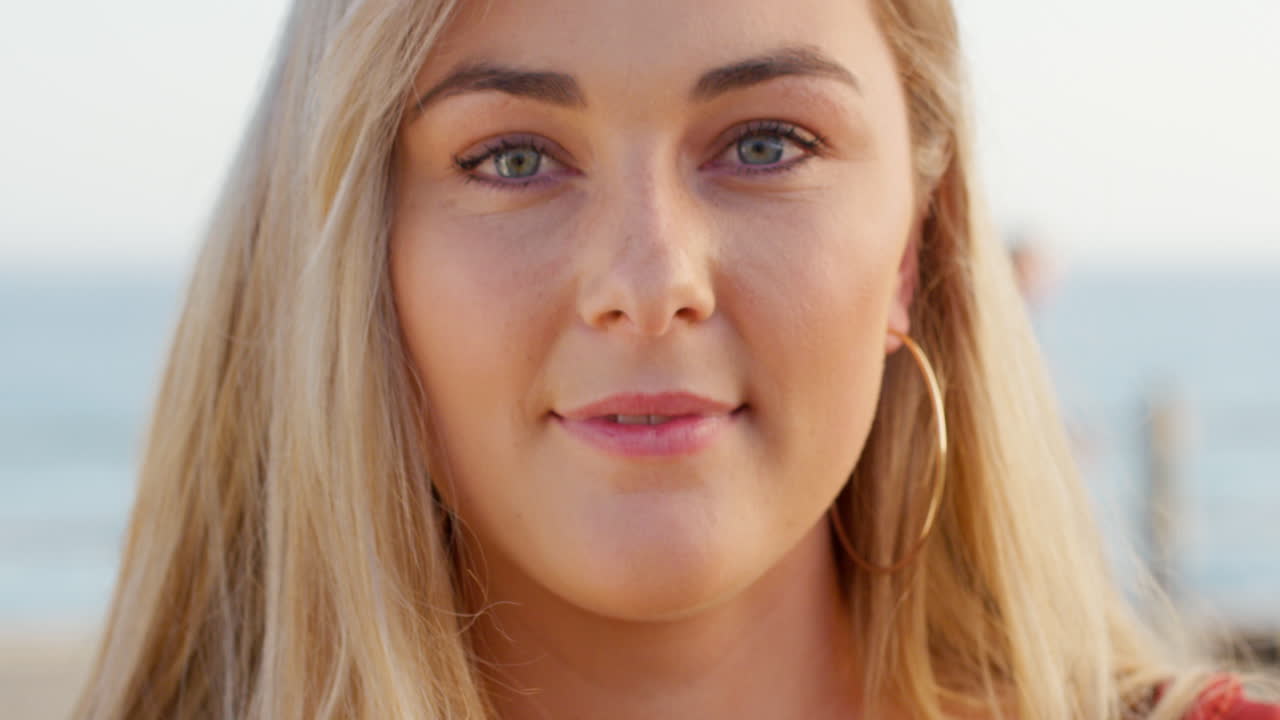 лицо, улыбка и женщина на пляже в отпуске