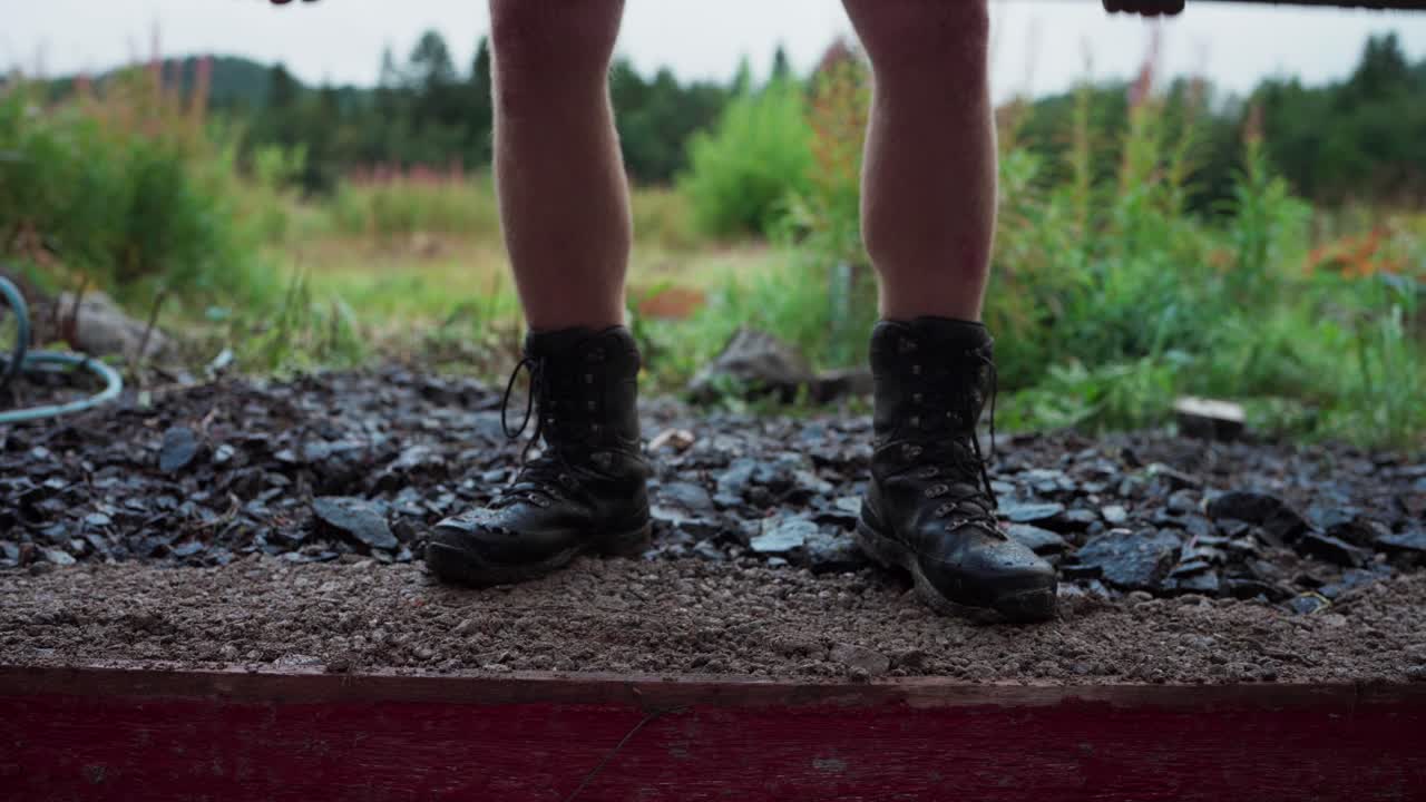 마당 에서 diy 온실 을 건설 하기 위해 콘크리트  을 들고 있는 사람