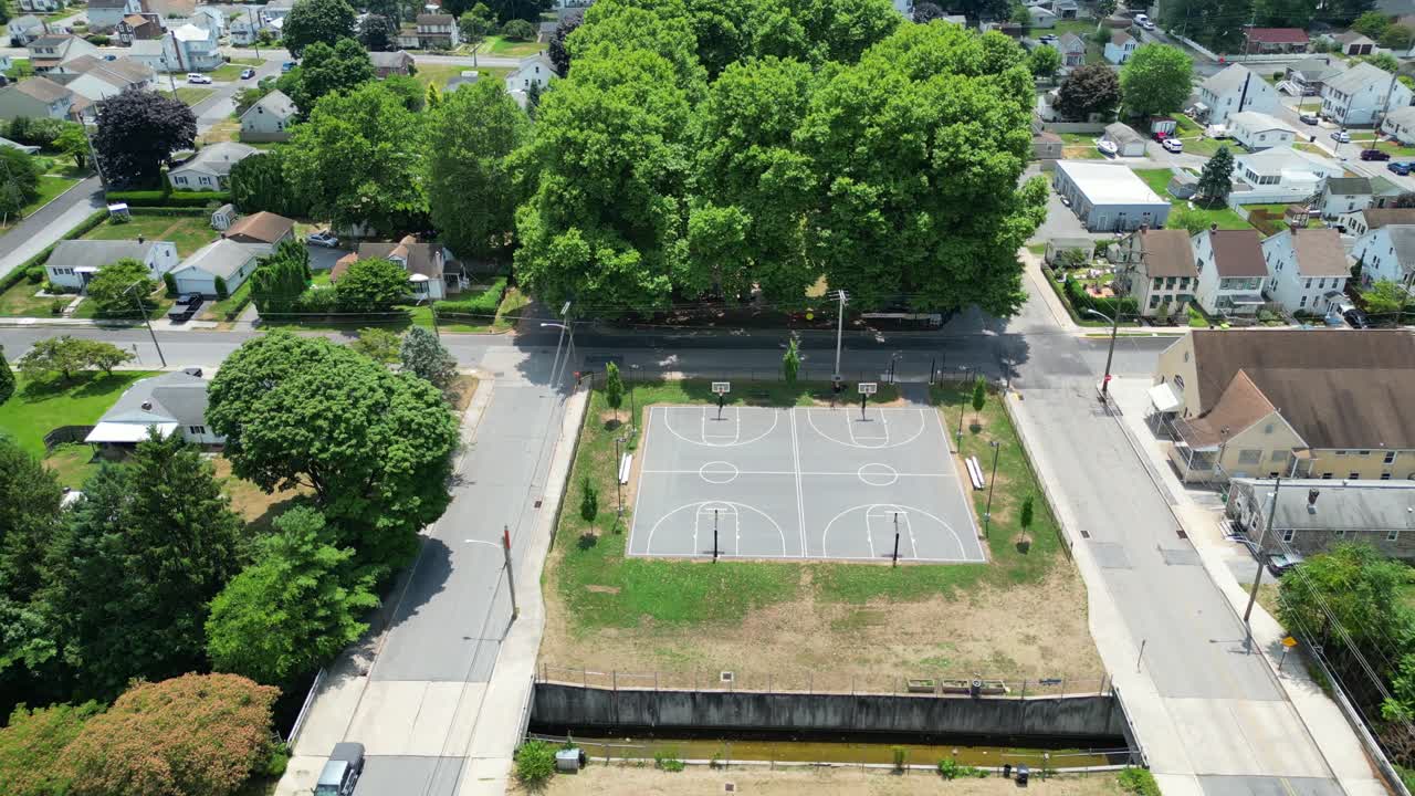 vista aérea de un avión no tripulado de la cancha de baloncesto en el parque