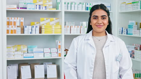 uma profissional médica feliz e sorridente.
