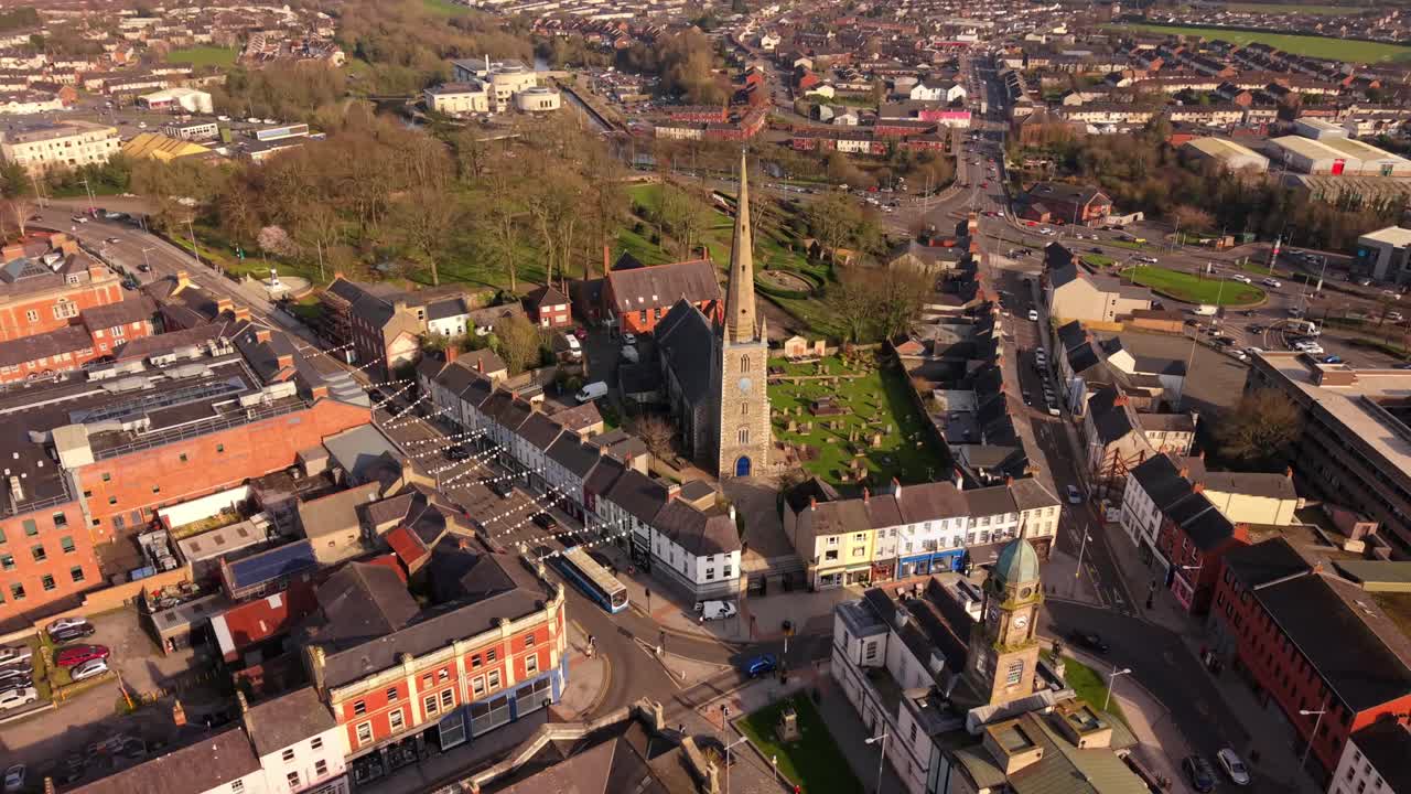 Video aereo in 4K 60FPS in senso orario della Cattedrale di Lisburn a Lisburn, Contea di Antrim nell'Irlanda del Nord, Regno Unito, in una giornata di sole. Prodotto con rapporto 3840x2160 e colore Rec709