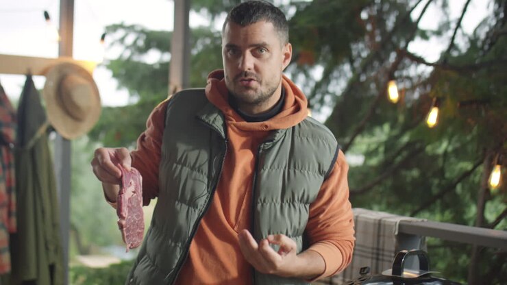 Chef che parla di bistecche di manzo davanti alla telecamera