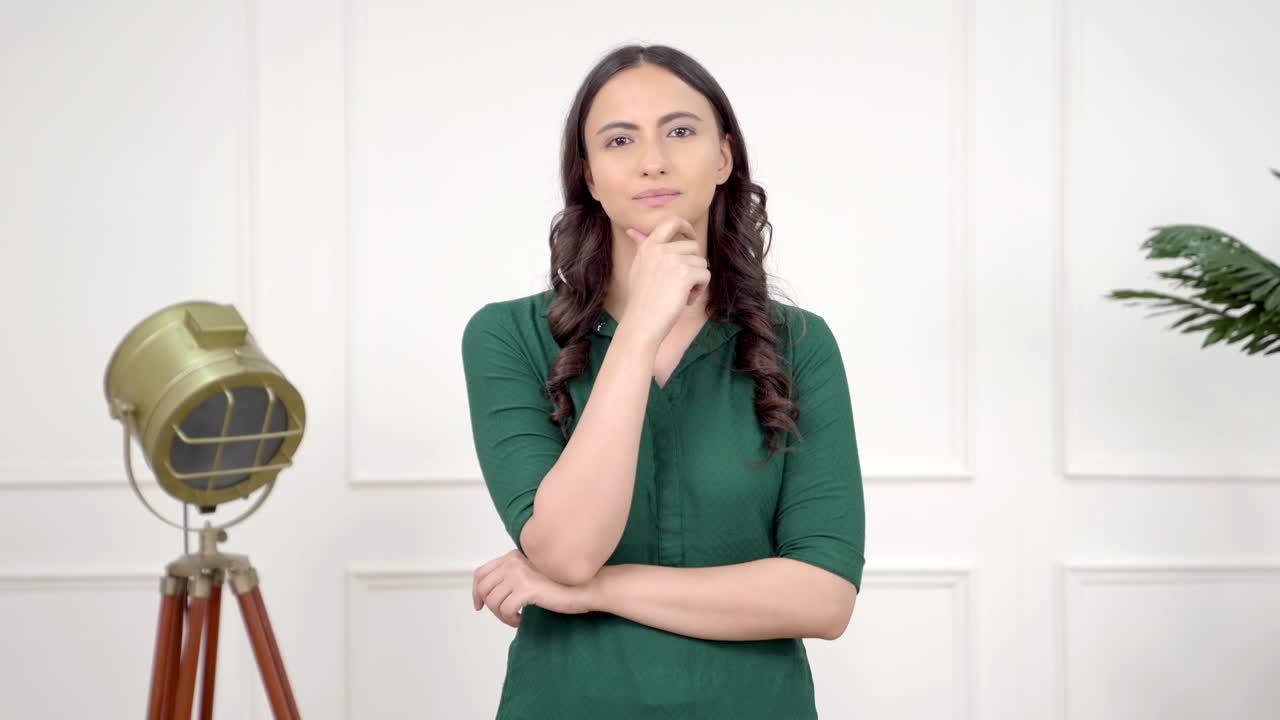 mujer india escuchando a alguien