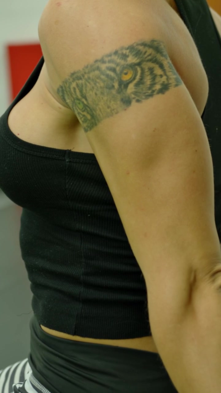 Donna con fisico muscoloso che si allena in palestra