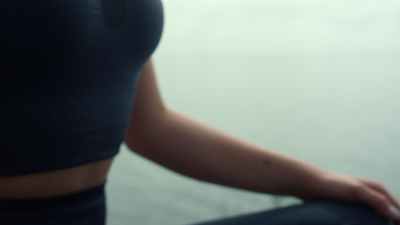 인식할 수 없는 여성의 몸이 로터스 포즈를 취하고 있습니다. 요가를 연습하는 소녀.