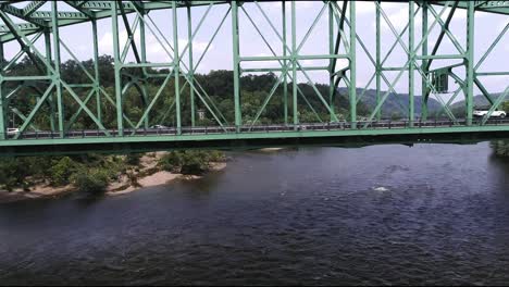 vista aérea del puente del río easton pa y delaware con automóviles que pasan