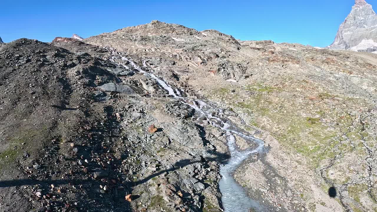 matterhorn río glacial rodeado de montañas en los alpes suizos, suiza, europa