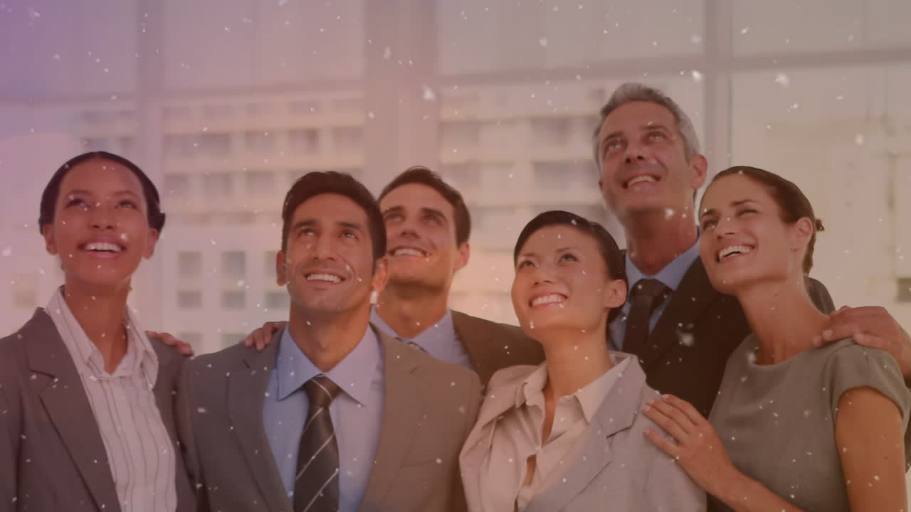 다양한 사업가 들 에 대해 떠다니는  ⁇  입자 들 이 사무실 에서 쳐다보고 미소 짓고 있다