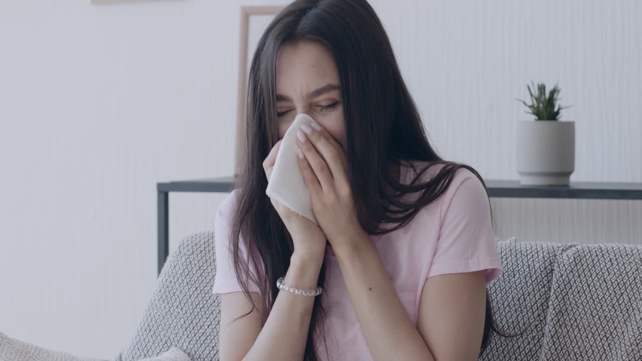 женщина, выдыхающая нос.