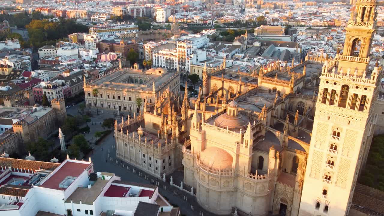 Katedral Sevilla. Rekaman drone kota Seville yang indah di Spanyol saat matahari terbit, UHD, 4K