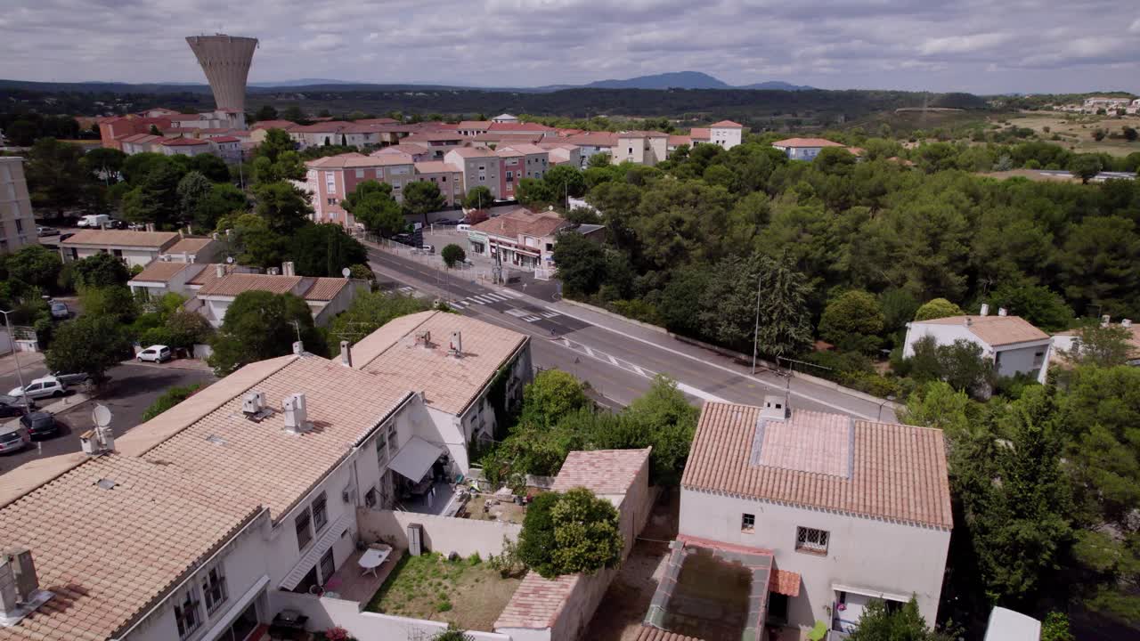 capturada desde el aire por un avión no tripulado, la ciudad revela un panorama impresionante de casas, carreteras y árboles, formando un pintoresco tapiz que muestra la intrincada belleza de la vida urbana desde arriba