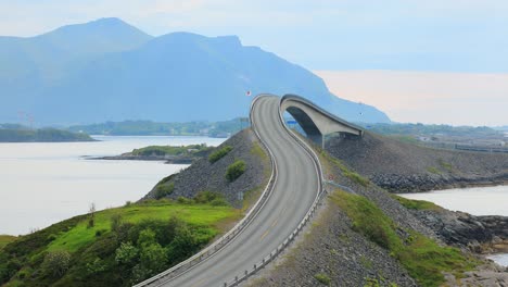 Der-Verkehr-Auf-Der-Atlantikstraße-Oder-Der-Atlantikstraße-(Atlanterhavsveien)-Wurde-Mit-Dem-Titel-(norwegisches-Bauwerk-Des-Jahrhunderts)-Ausgezeichnet.