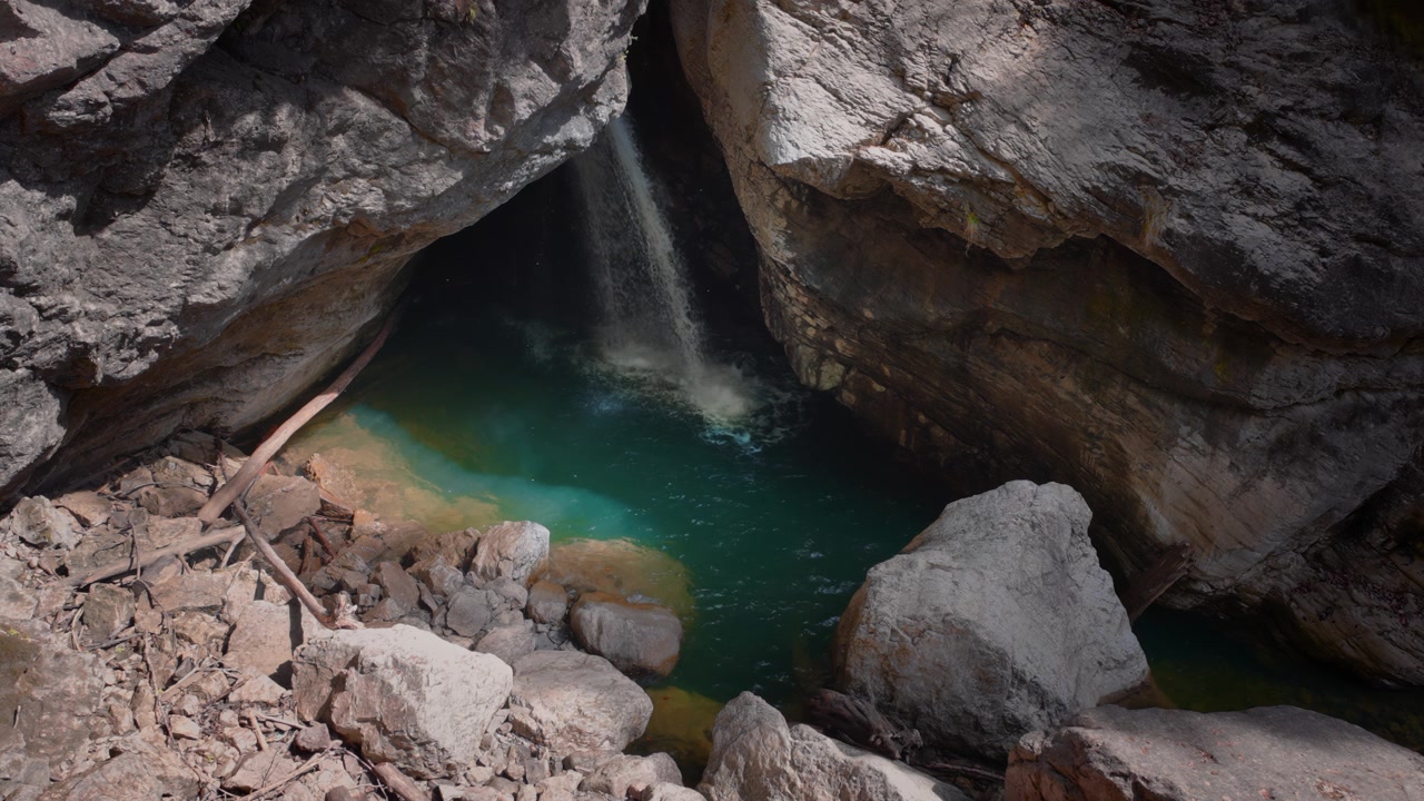 Ngarai Starzlachklamm dengan air terjun mistis tersembunyi dan air biru kehijauan sebening kristal dalam gerak lambat