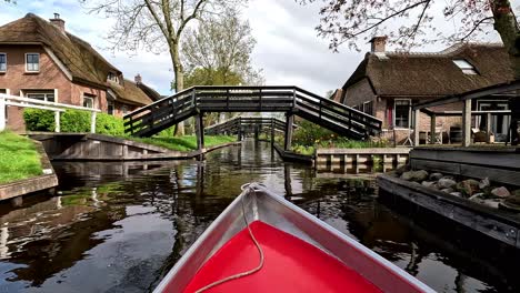 Paseo-En-Barco-En-Giethoorn,-Países-Bajos.