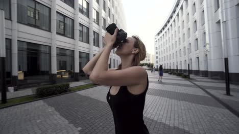 mujer fotógrafa en una ciudad