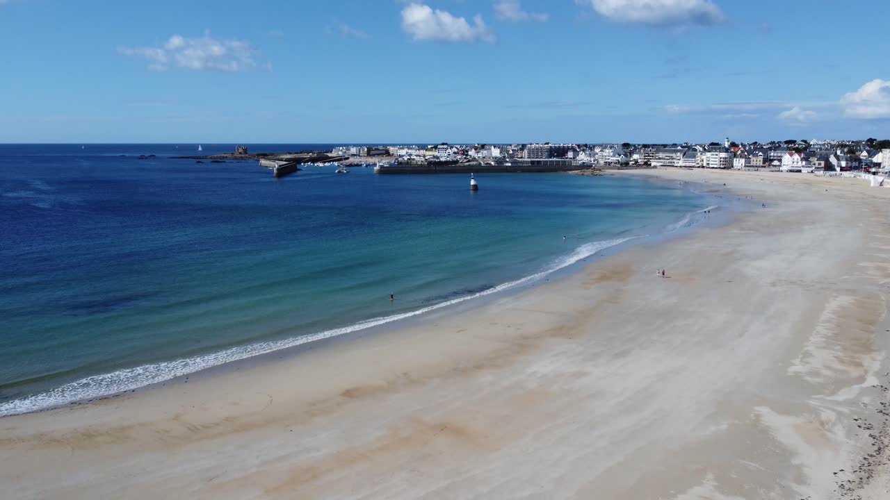 vista impresionante sobre la playa hasta el puerto de quiberon en morbihan en bretaña en francia, clima soleado perfecto, super colores de agua