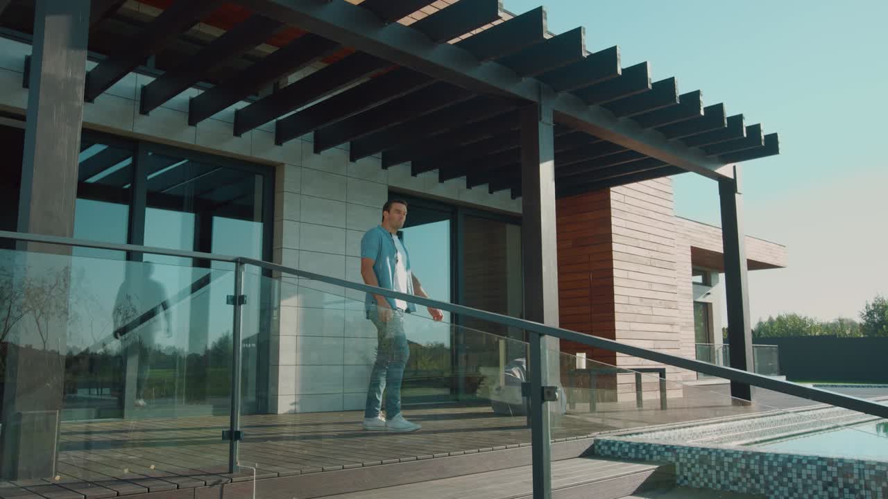 Bell'uomo che fa stretching in terrazza. Gode di uno stile di vita di successo.