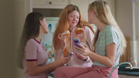 Lustige-Teenager-Mädchen-Posieren-Mit-Donuts-Und-Machen-Fotos-Mit-Dem-Smartphone,-Teilen-Sie-In-Sozialen-Medien-Und-Genießen-Es,-Am-Wochenende-In-Der-Küche-Abzuhängen