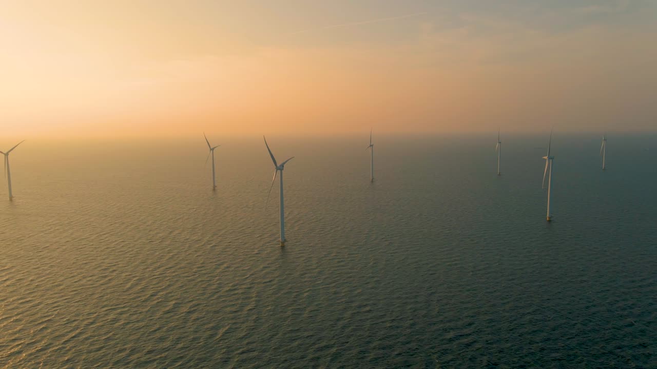 거대한 풍차 터빈, 바다에 있는 해상 풍차 농장, 웨스터메어 풍차 공원, 아름다운 밝은 날에 바다에서 고립된 풍차, 네덜란드, 플레볼랜드, 노르도오스트폴더