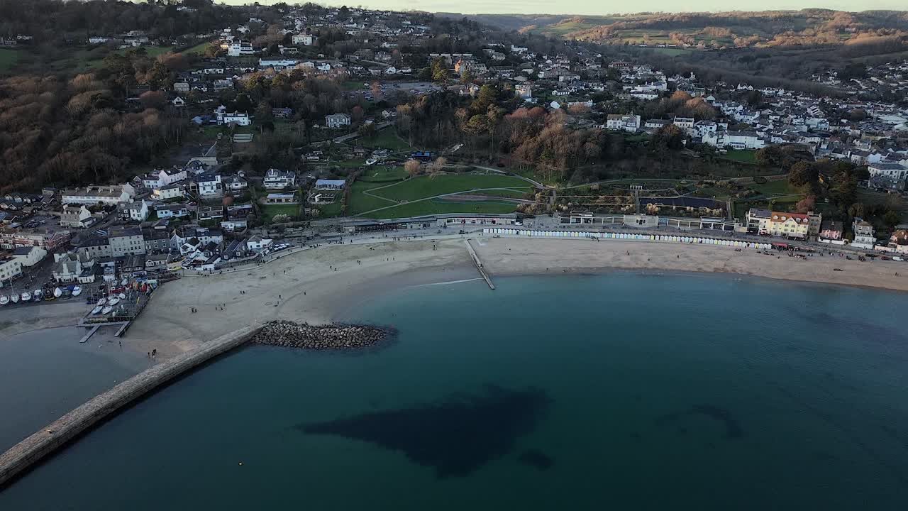 Letecký záběr na Lyme Regis, Dorset, Velká Británie, ukazující pláž a přístav a slavný Cobb