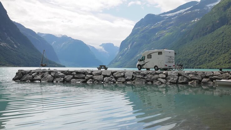 Aile tatili, karavanla seyahat. Karavanla tatil gezisi. Norveç'in güzel doğal manzarası.