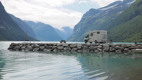 Viajes-De-Vacaciones-Familiares-En-Vehículos-Recreativos,-Viajes-De-Vacaciones-En-Autocaravana.-Hermosa-Naturaleza-Paisaje-Natural-De-Noruega.