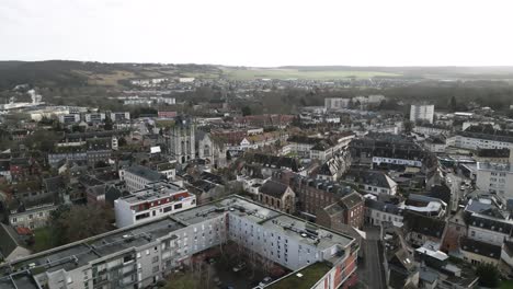 Luftpanorama-Einer-Kleinen-Europäischen-Französischen-Stadt-An-Einem-Bewölkten-Tag