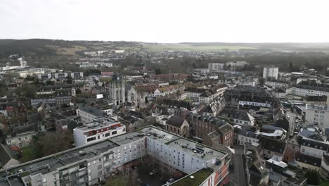 panorama aéreo de una pequeña ciudad francesa europea en un día nublado
