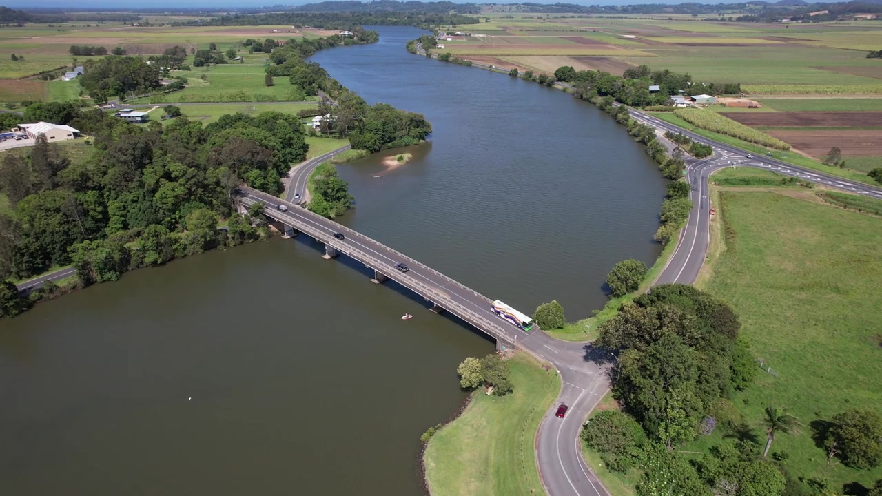 Volo sopra il ponte stradale di Terranora nel Nuovo Galles del Sud, Australia