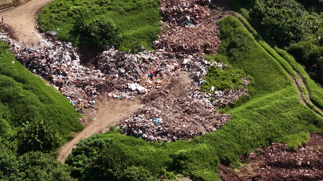 Rifiuti in discarica sull'isola di Bora Bora, Polinesia Francese. Vista aerea con drone.