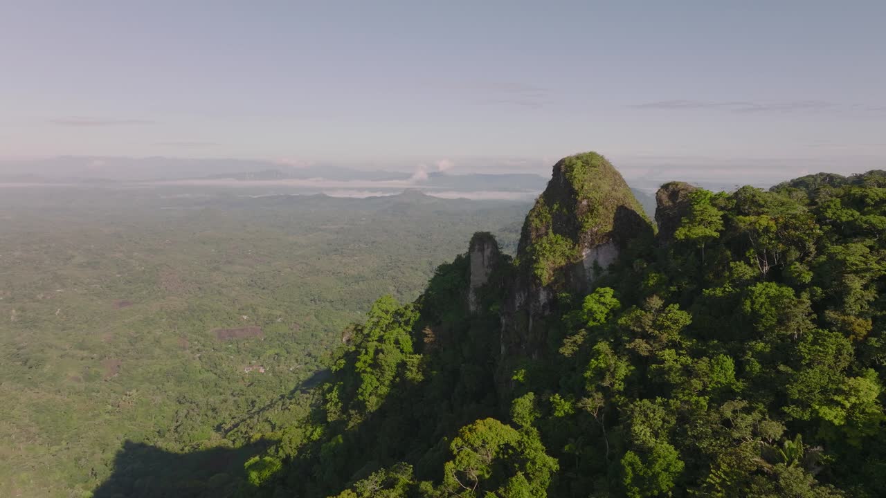 Drone che vola sopra un paesaggio di montagne e campagna a Panama, Cratere di El Valle de Antón.