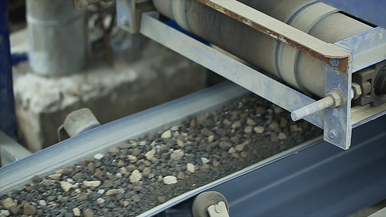 el alimentador suministra el agregado del contenedor frío al secador a través de una cinta transportadora