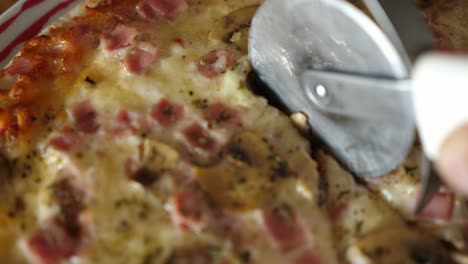 corte de queso pizza macro primer plano queso jamón setas cuchillo de corte redondo