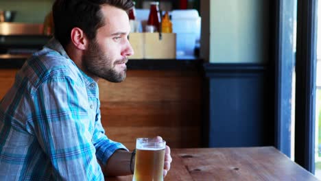 Nachdenklicher-Mann,-Der-Bier-Trinkt