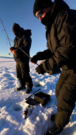 pesca en el hielo en un lago congelado