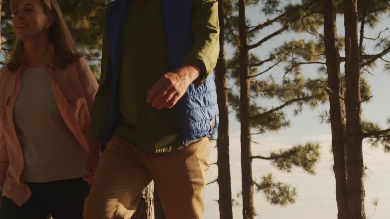 숲 에서  ⁇ 고 있는 활동적 인 노인 부부