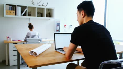 Geschäftsführer-Mit-Laptop