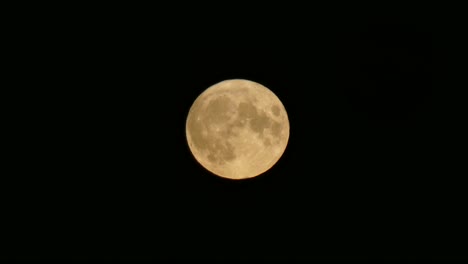 Nahaufnahme-Der-Oberfläche-Des-Orangefarbenen-Erntemondkraters,-Die-über-Den-Dunklen-Himmel-Verläuft