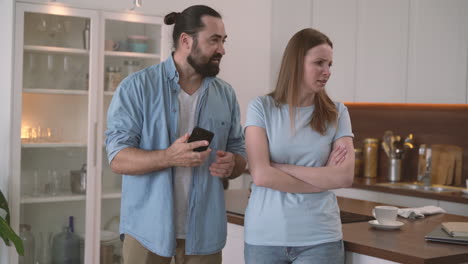 pareja discutiendo por los teléfonos móviles 1