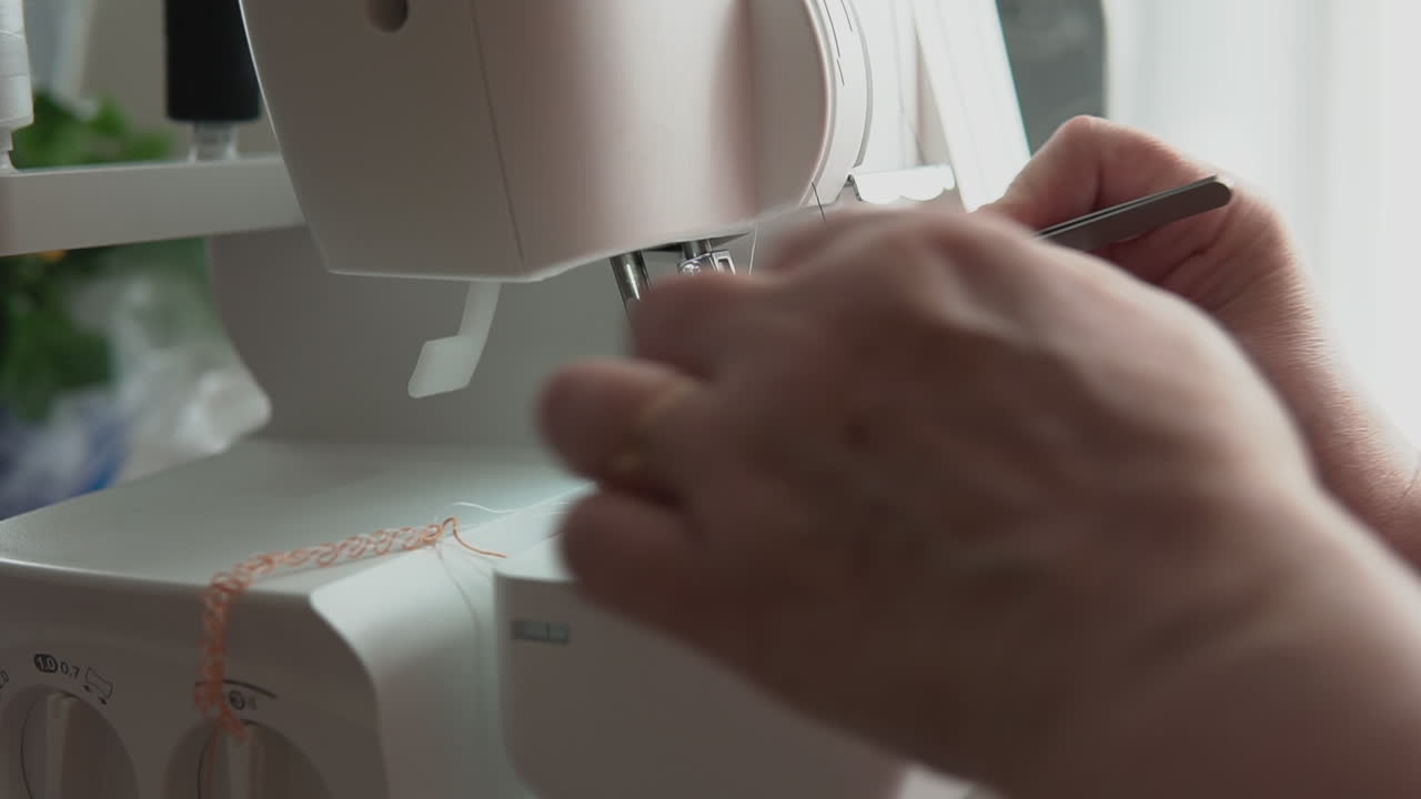 Adjusting a thread fabric in the eye of a sewing machine needle