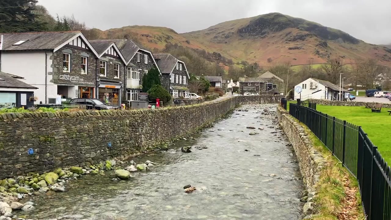 Staattinen kuva joesta, joka virtaa kylän tai Glenriddingin läpi Lake Districtissä - Cumbriassa, Isossa-Britanniassa.