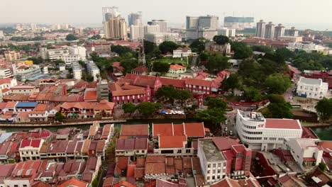 Imágenes-Aéreas-De-Drones-En-El-Casco-Antiguo-De-Malaca,-Malasia