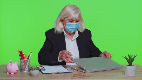 Traurige,-Unglückliche-Geschäftsfrau-Im-Büro,-Die-Eine-Medizinische-Gesichtsmaske-Aufsetzt,-Um-Atemwegsinfektionen-Vorzubeugen