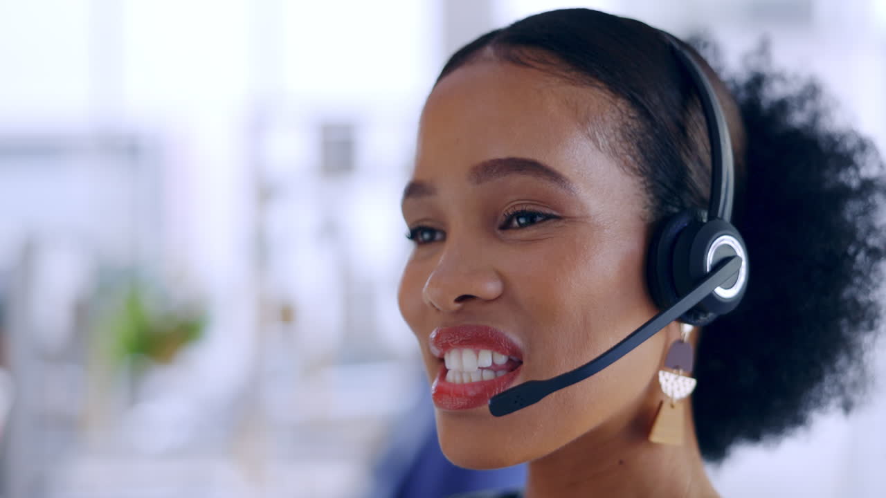 contacte con nosotros, mujer negra o consultor en llamada